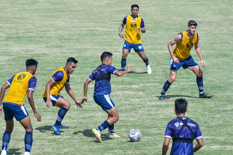 Para pemain Persib, Erwin Ramdani menguasai bola dikawal Rachmat Irianto di sebelah kiri, ikut diawasi Nick Kuipers di sebelah kanan dalam dalam sesi latihan, Selasa (2/8/2022) di Stadion Persib, Sidolig, Bandung jelang laga Borneo FC vs Persib dalam laga pekan ketiga Liga 1 2022-2023. 