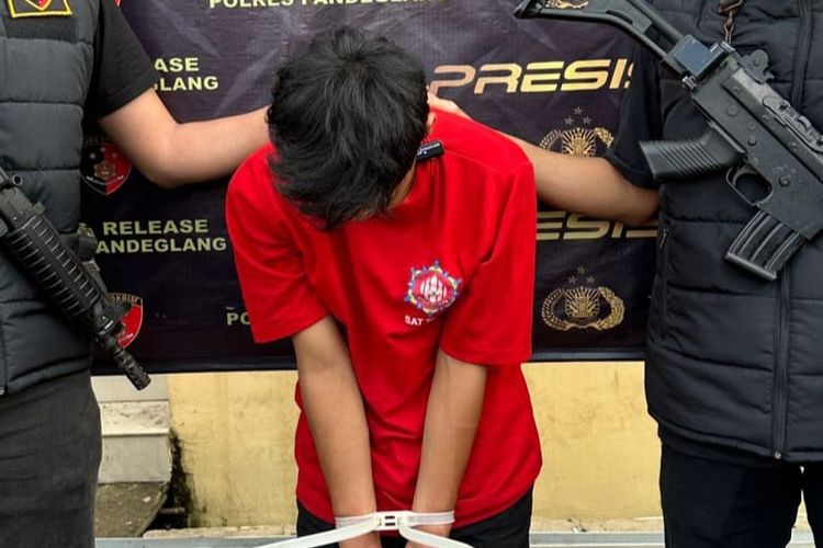 Pembunuh penjaga warung di Pandeglang, Banten, yang dihadirkan polisi dalam konferensi pers, Sabtu (10/2/2024).