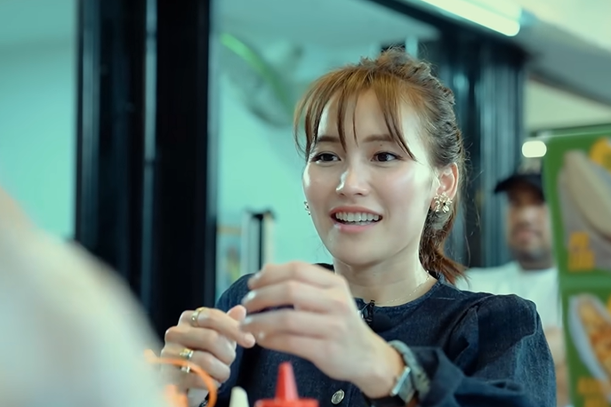 Ayu Ting Ting saat kuliner di Blok M