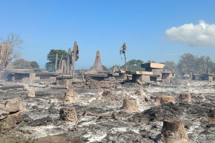 Rumah adat Suku Waihombo, Kampung Wainyapu, Desa Wainyapu, Kecamatan Kodi Balaghar, Kabupaten Sumba Barat Daya, Nusa Tenggara Timur (NTT) terbakar, Selasa (20/9/2022) 