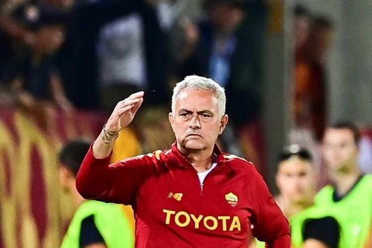 Ekspresi dan gestur pelatih AS Roma Jose Mourinho dalam laga pertama fase grup Liga Europa 2022-2023 kontra Ludogorets di Ludogorets Arena, Razgrad, Bulgaria, Kamis (8/9/2022) malam WIB. Laga Ludogorets vs Roma berakhir dengan skor 2-1 untuk kemenangan tim tuan rumah. Roma lantas menang 3-0 pada matchday kedua kontra HJK Helsinki di Stadion Olimpico, Jumat (16/9/2022) dini hari WIB.