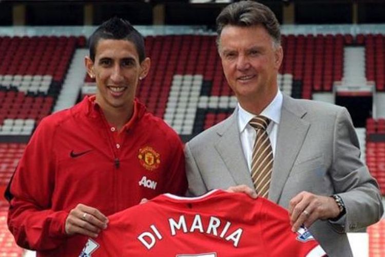 Gelandang anyar Manchester United, Angel Di Maria, bersama Louis van Gaal. 