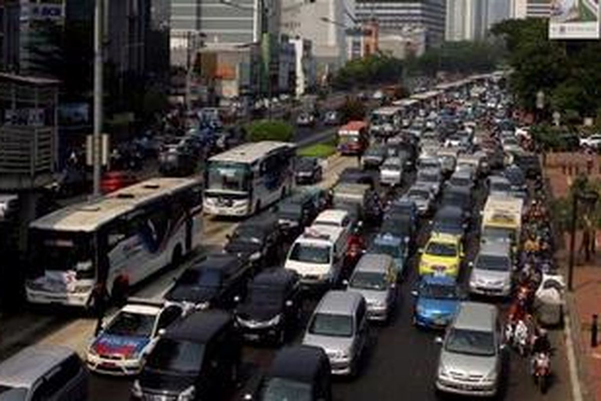 Kemacetan lalu lintas di Jalan Jenderal Sudirman saat berlangsungnya unjuk rasa buruh di Bundaran Hotel Indonesia, Jakarta, Kamis (12/7/2012). Kemacetan terjadi sepanjang ruas Jalan Jenderal Sudirman menuju Istana Negara, Jakarta.