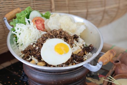 Resep Nasi Goreng Bumbu Rawon, Gurih dengan Aroma Keluak yang Khas