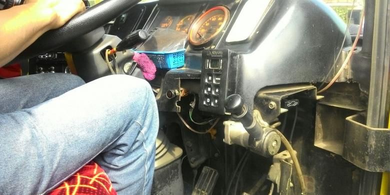 Penampakan transmisi manual kendaraan yang sengaja diubah menjadi matic pada Bus Arimbi rute Bandung-Kali Deres