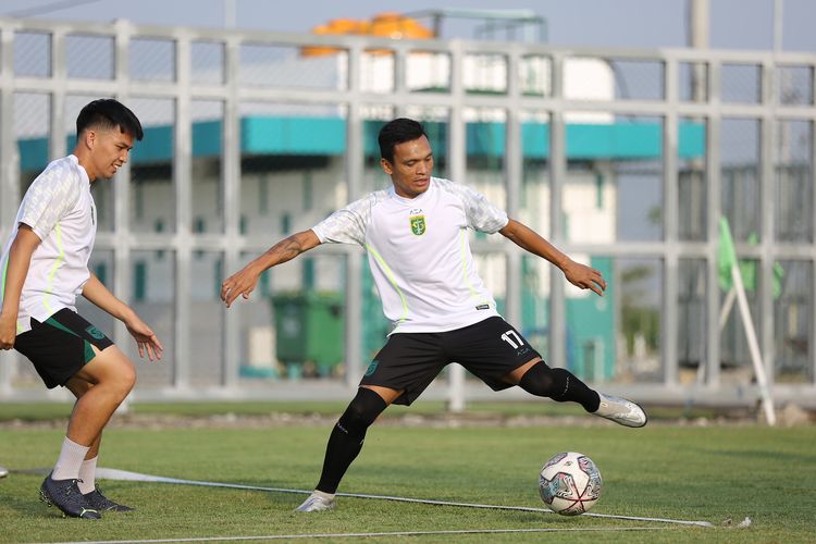 Pemain Persebaya Surabaya Ferdinan Sinaga saat latihan bersama untuk persiapan musim 2023-2024.