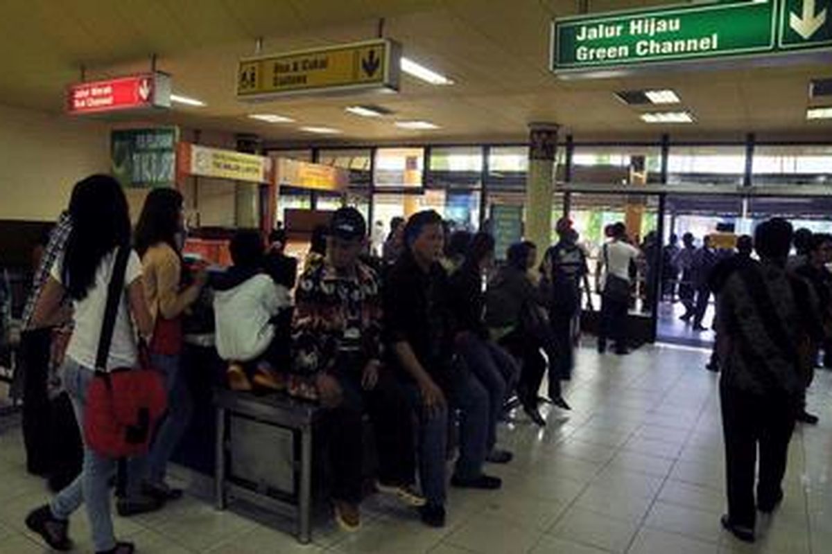 Para penumpang tidak bisa pulang dan hanya bisa menunggu di dalam Bandara Internasional Polonia Medan, Senin (26/3/2012). Mereka harus menunggu para demonstran yang menolak rencana kenaikan harga BBM di bandara membubarkan diri.