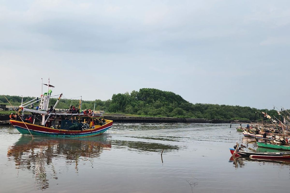 Nelayan di Kota Pasuruan tetap melaut meski gelombang laut naik hingga 1,5 meter, Kamis (16/01/2025) 