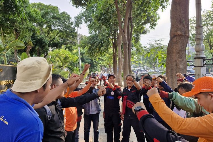 Anggota serikat buruh kompak menunggu rapat pleno pengupahan di depan kantor Disnakertrans Jateng, Kamis (16/11/2023).