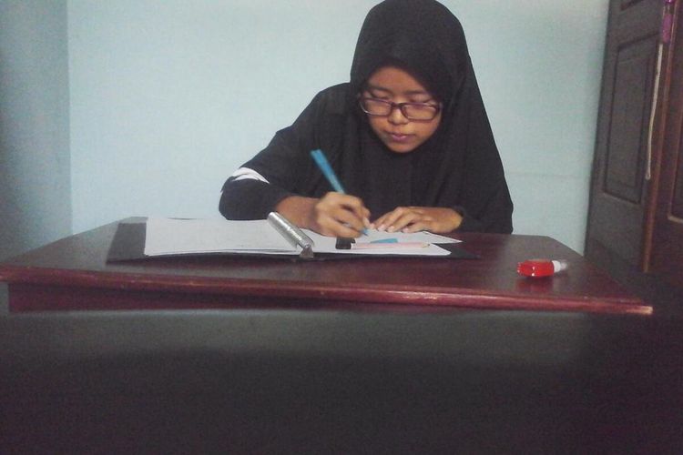 Tiara Yosianti Solekhah (17) saat sedang belajar di rumahnya (Foto dokumentasi Humas UGM)