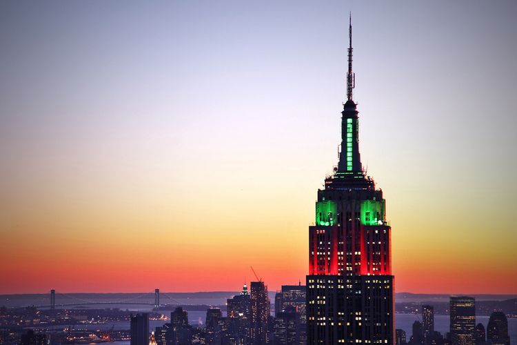 Tampilan The Empire State Building yang menghiasi langit New York saat sore hari