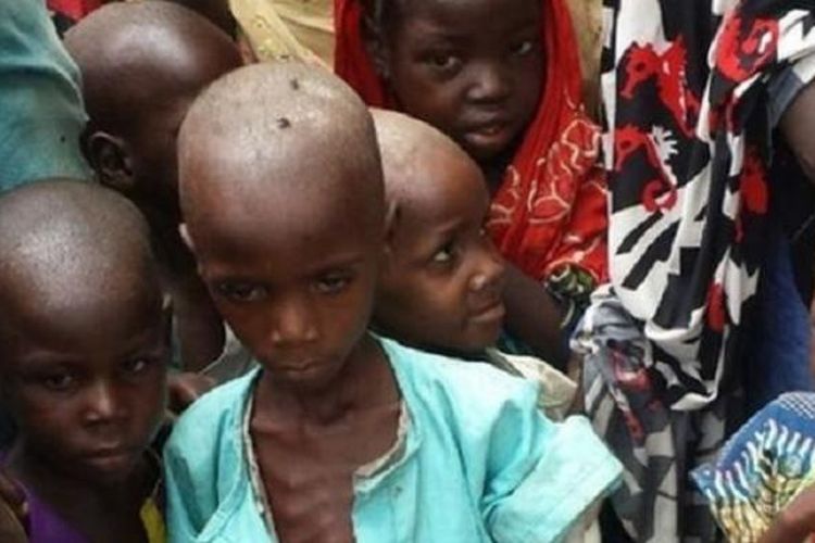 Sebagian anak-anak pengungsi, korban serangan Boko Haram di Bama, Nigeria timur laut, menderita kekurangan gizi akut. Setiap hari 30 orang mati akibat kelaparan dan penyakit di kamp pengungsi tersebut.