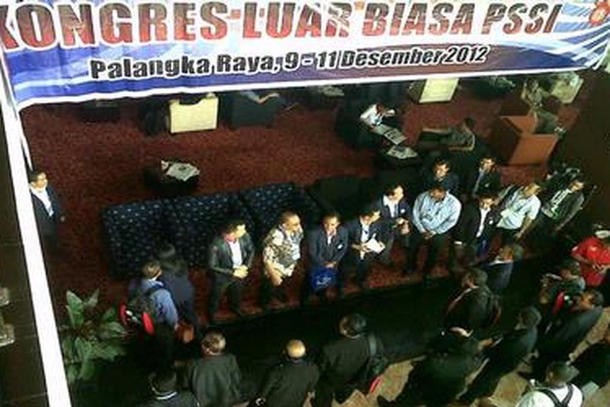 Para peserta kongres luar biasa PSSI berkumpul di lobi hotel di Palangkaraya, Kalimantan Tengah, Senin (10/12). Kongres PSSI di Palangkaraya tertunda karena kepolisian mencabut izin pada Senin pagi.