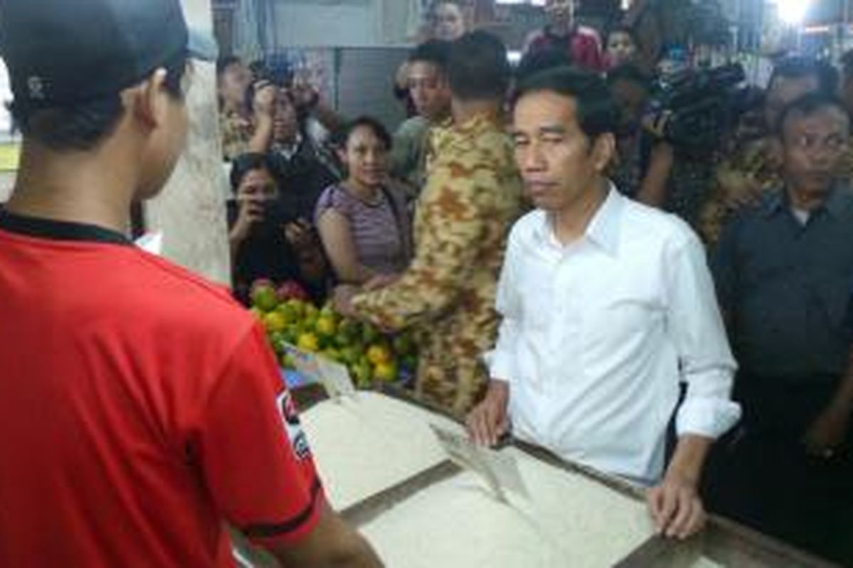 Presiden Joko Widodo berbincang-bincang dengan pedagang beras di Pasar Pagi Rawamangun, Jakarta Timur, Sabtu (28/2/2015) siang.