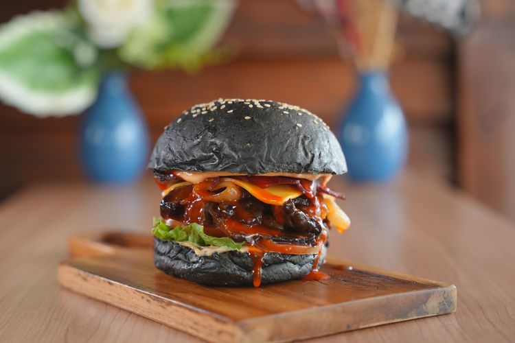 Black Mamba Burger, burger dengan roti hitam ala 2080 Burger, Ancol.