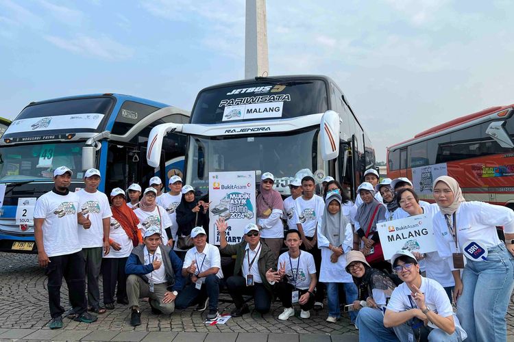 Sebagian pemudik yang mengikuti program Mudik Asyik Bersama BUMN 2024 melakukan foto bersama sebelum diberangkatkan di Monumen Nasional (Monas), Jakarta, Jumat (5/4/2024).
