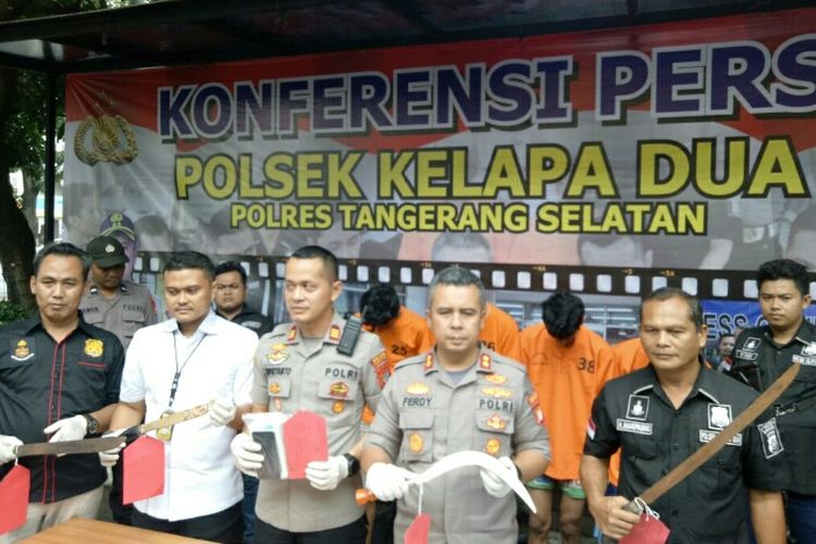 Polisi Sektor (Polsek) Kelapa Dua menangkap N (25), F (23), DD (19), S (25) dan MRA (22),lima perampok spesialis minimarket yang beraksi di wilayah Tembaga Raya, Bencongan, Kabupaten Tangerang, pada Selasa (14/1/2020) lalu. 