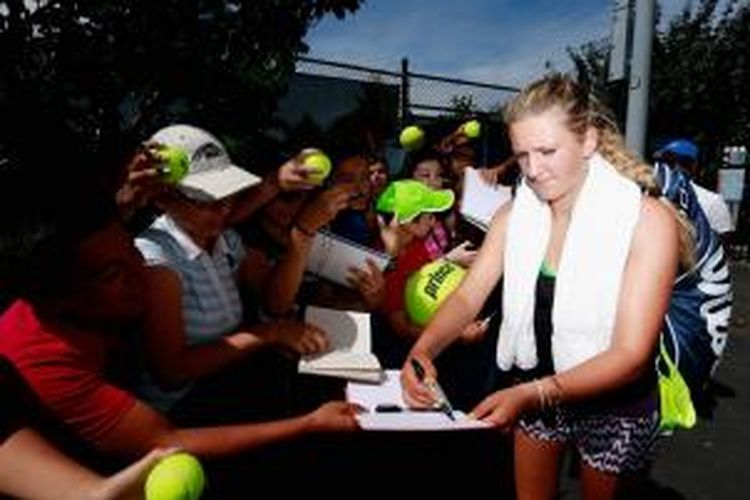 Petenis Belarusia, Victoria Azarenka, memberikan tanda tangan pada para penggemarnya, setelah menjalani latihan jelang US Open di USTA Billie Jean King National Tennis Center, Jumat (23/8/2013).