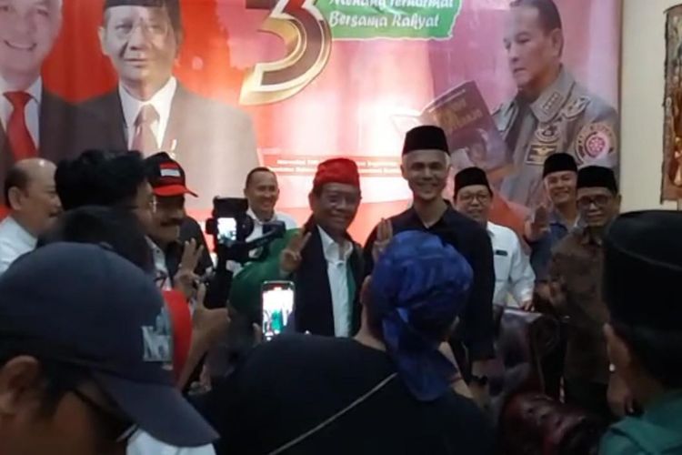 Cawapres nomor urut 3, Mahfud MD saat bertemu dengan Ganjar Pranowo KW ketika berkampanye di Banten, Rabu (13/12/2023).