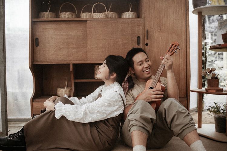 Duo folk pop asal Jakarta, Suara Kayu, merilis lagu baru berjudul Rekat, yang  dipersembahkan untuk pasangan Gritte Agatha dan Arif Hidayat. 