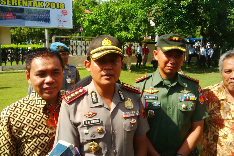 Kapolresta Surakarta Kombes Pol Ribut Hari Wibowo (dua dari kiri) didampingi Ketua KPU Surakarta Agus Sulistyo (kiri) di Mapolresta Surakarta di Solo, Jawa Tengah, Jumat (5/1/2018).