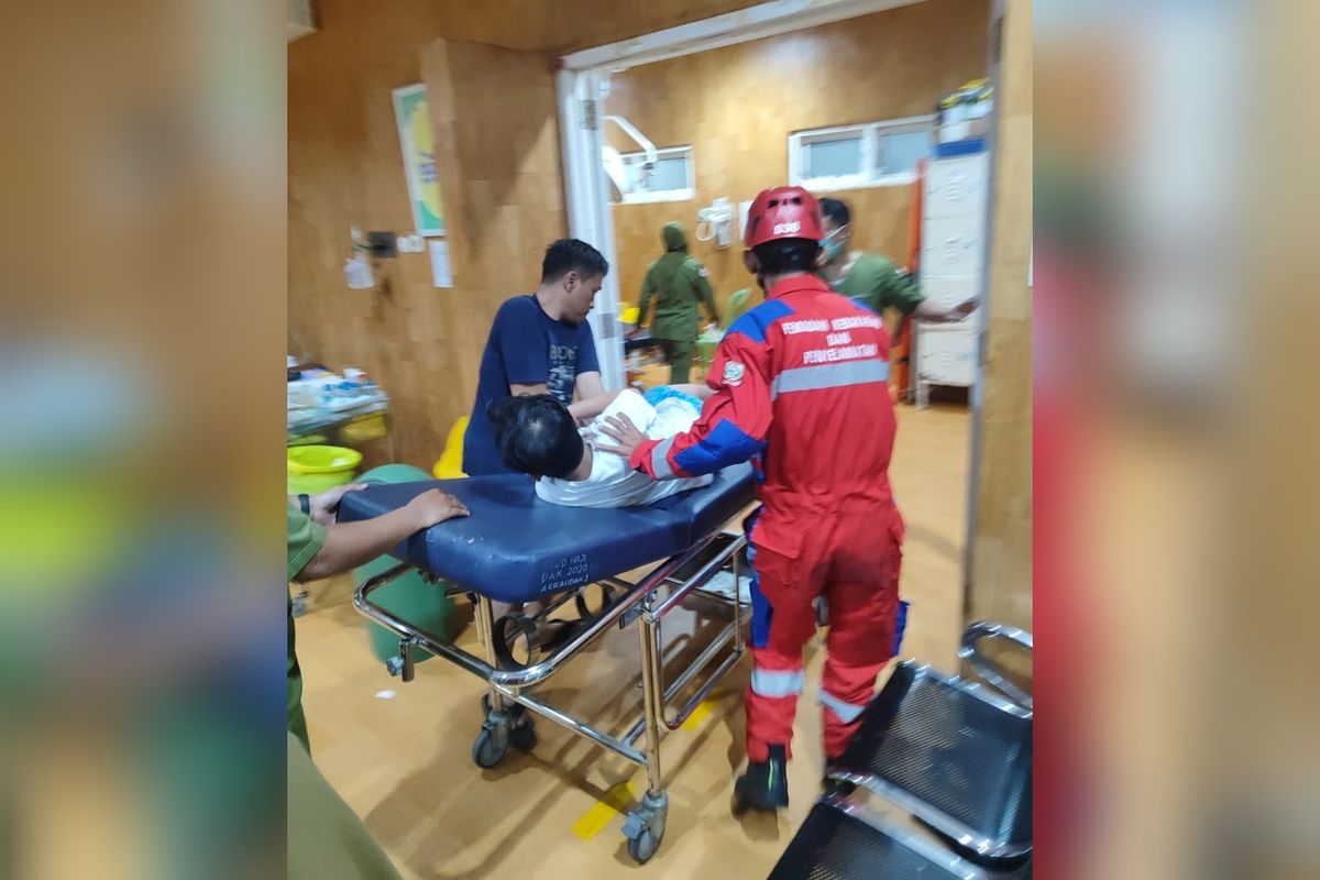 TERTANCAP BESI: Bocah Laki-laki berinisial GI yang dibawa petugas ke rumah sakit (RS) usai lengannya tertancap besi pagar saat bermain di sebuah rumah kosong Jalan Bumi, Kecamatan Rappocini, Kota Makassar, Sulsel, pada Senin (24/6/2024) petang.