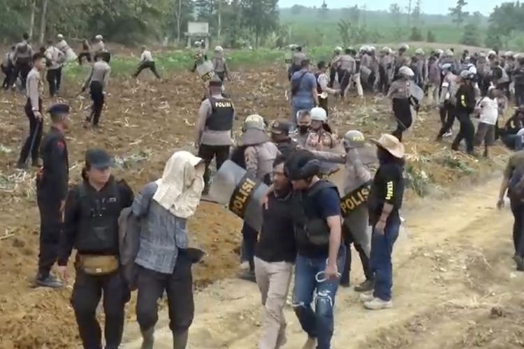 Sejumlah warga yang diamankan saat eksekusi lahan sawit milik PT BSA di Lampung Tengah, Kamis (21/9/2023).