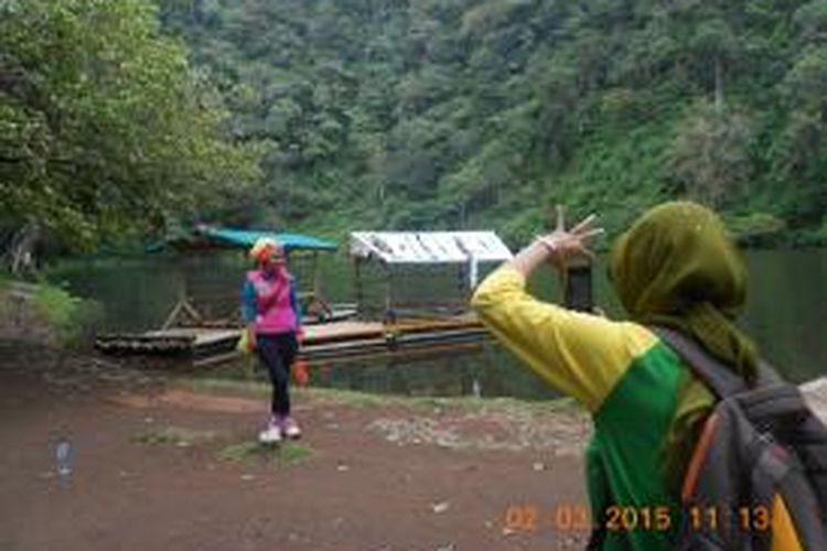 Wisatawan berfoto di Telaga Warna, Bogor, Jawa Barat, (2/3/2015).