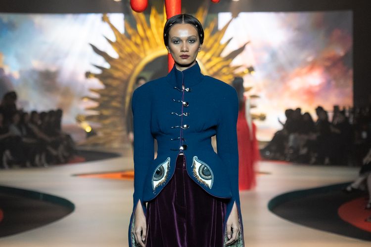 Koleksi Adrian Gan dalam pagelaran busana 40th Year Adrian Gan Couture Fashion Presentation di Hotel Mulia Senayan, Jakarta Pusat, Selasa (2/12/2025).