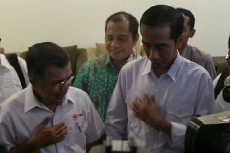 Bakal calon presiden dari Partai Demokrasi Indonesia Perjuangan Joko Widodo (kiri) bertemu dengan mantan Wakil Presiden Jusuf Kalla di Bandara Halim Perdanakusuma, Jakarta, Sabtu (3/5/2014).