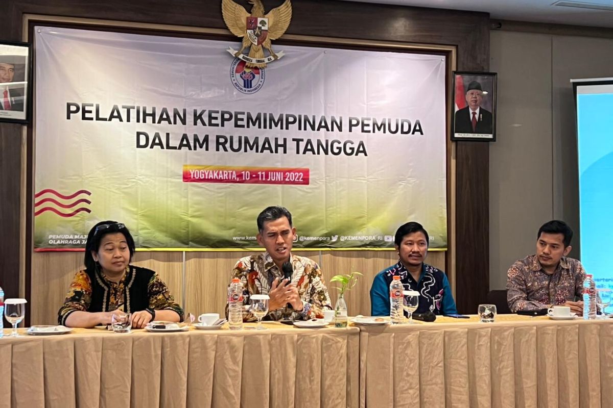 Deputi Bidang Pengembangan Pemuda Kemenpora RI, Asrorun Ni'am (dua dari kiri).