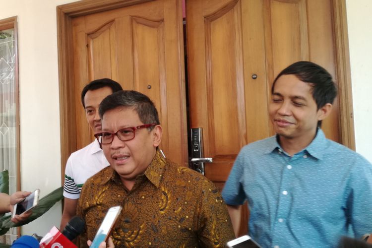 Sekjen PDI-P Hasto Kristiyanto (tengah) dan Sekjen PSI Raja Juli Antoni (paling kanan) serta  Sekjen Perindo Ahmad Rofiq (paling kiri)