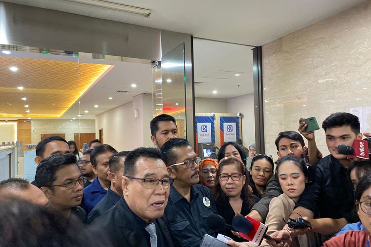 Pengacara yang tergabung dalam Tim Aliansi Advokat Pembela Jessica Wongso melaporkan ayah Wayan Mirna Salihin, Edi Darmawan Salihin, ke Mabes Polri, Jakarta Selatan, pada Jumat (1/12/2023). 