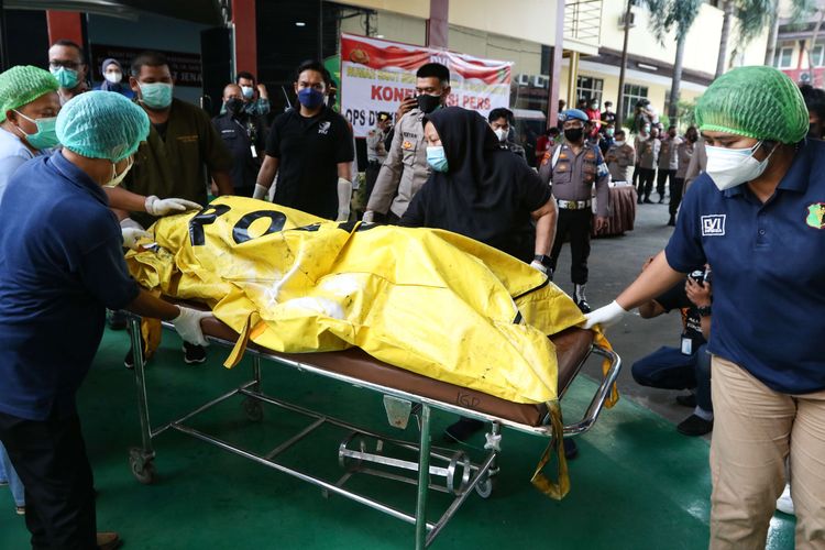 Jenazah narapidana (napi) korban kebakaran di Lembaga Pemasyarakatan (Lapas) Kelas I Tangerang dibawa ke RS Polri Kramat Jati, Jakarta, Rabu (8/9/2021). Sebanyak 41 rang narapidana tewas dalam kejadian ini.