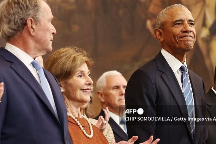 WASHINGTON, DC - JANUARY 20: (L-R) Former U.S. President George W. Bush, former first lady Laura Bush and former U.S. President Barack Obama arrive to the inauguration of U.S. President-elect Donald Trump in the Rotunda of the U.S. Capitol on January 20, 2025 in Washington, DC. Donald Trump takes office for his second term as the 47th president of the United States.   Chip Somodevilla/Getty Images/AFP (Photo by CHIP SOMODEVILLA / GETTY IMAGES NORTH AMERICA / Getty Images via AFP)