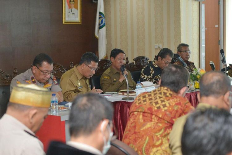 Rapat yang dipimpin langsung Plt Gubernur Kepri Isdianto ini membahas pencegahan dan penangkalan agar potensi masyarakat Kepri yang tidak terpapar Covid-19 menjadi sangat rendah hingga ke titik nihil. Kepri juga membentuk tim Gugus Tugas Percepatan Penanganan Covid-19 Provinsi Kepri yang diketuai langsung Sekdaprov Kepri TS Arif Fadillah.