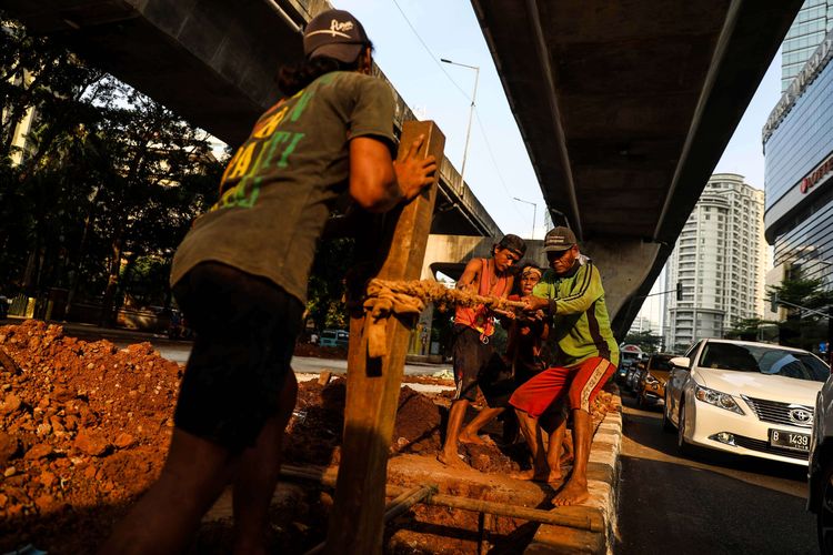 Aktivitas pelebaran trotoar di jalan Prof dr Satrio, Jakarta Selatan, Jumat (11/10/2019). Jalur pedestrian di kawasan kolong Jalan Layang Nontol (JLNT) Casablanca ini ditargetkan rampung pada November.