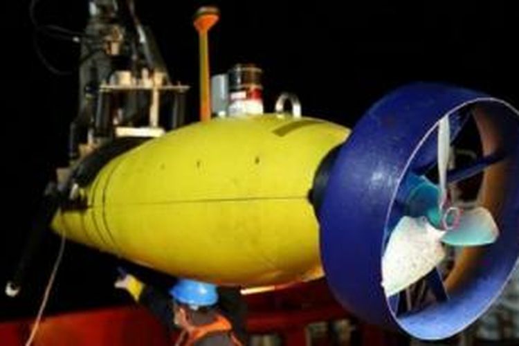 Kapal selam robot Bluefin-21mengidentifikasi objek dengan menciptakan peta sonar dasar laut. 