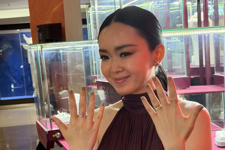 Frank & co., luxury jewellery brand terkemuka di Indonesia, berkolaborasi dengan desainer fesyen Monica Ivena, melalui peluncuran Love Poetry Promise Ring.