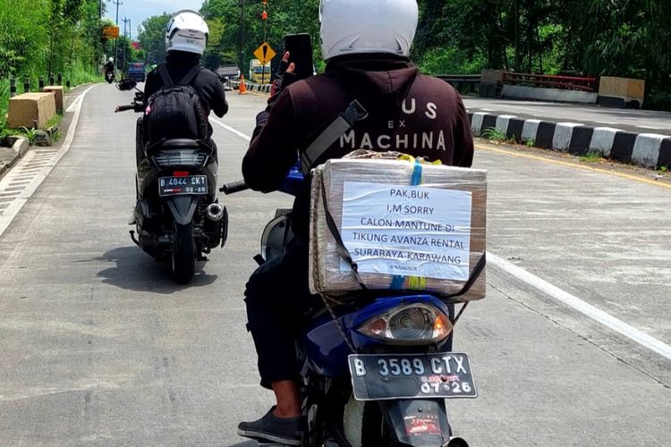 Seorang pemudik yang melintas di Jalan Lingkar Salatiga (JLS), Minggu (7/4/2024). Pemudik tersebut menyematkan tulisan untuk mewakili suara hatinya.