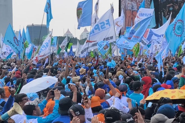 Momen massa buruh menari saat penampilan Band Tipe X di Hari Buruh Internasional atau May Day tahun 2025.