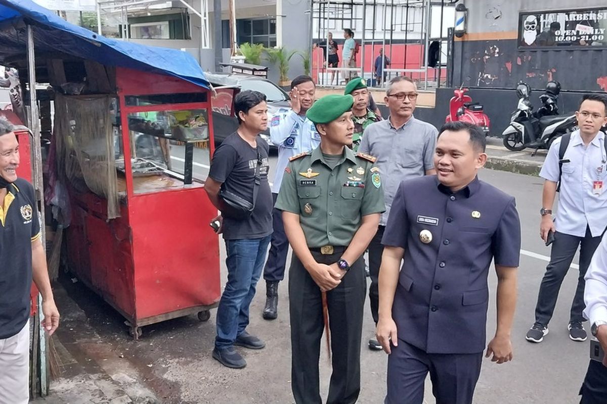 Pj Wali Kota Tasikmalaya Cheka Virgowansyah berjalan kaki dan bertemu Ketua PWI Tasikmalaya Firman Suryaman beserta awak media di Tasikmalaya, Jawa Barat, Rabu (16/11/2022).