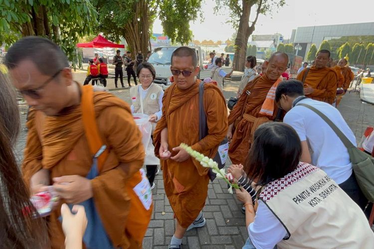 Menyelami Arti Pindapata, Tradisi Umat Buddha Berbagi dan Tanam Kebajikan Sambut Waisak di Solo