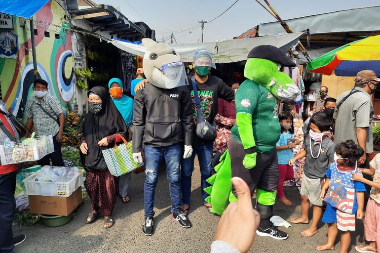 Dua maskot Persebaya Surabaya, Jojo dan Zoro ikut berpartisipasi dalam program Bonek Wani Lawan Covid-19 bentuk sinergi antara Bonek, Persebaya dan BNPB. Keduanya terjun langsung ke Pasar Krukah Surabaya untuk membagikan masker dan face shield.