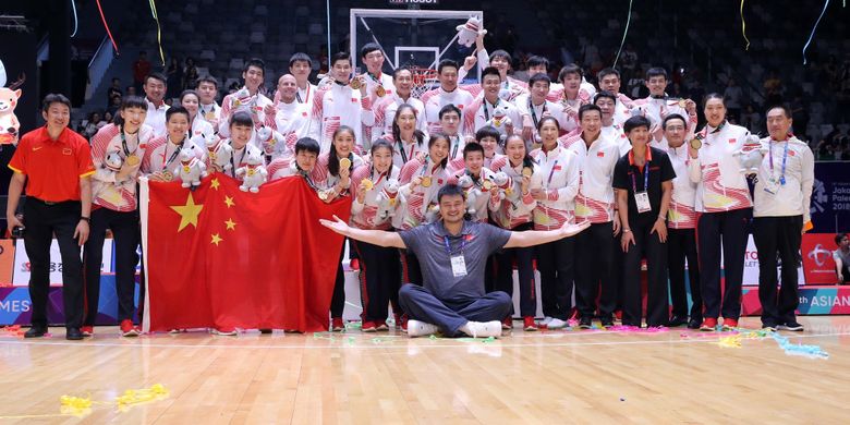 Legenda Basket Cina Yao Ming bersama Tim Basket Putra dan Putri Cina mengangkat medali emas Asian Games ke 18 di Hall Istora Senayan, Jakarta, Sabtu (1/9/2018).  
