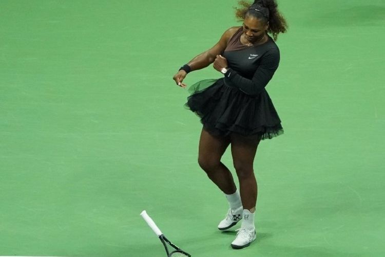 Petenis AS, Serena Williams, menghancurkan raketnya saat bermain melawan Naomi Osaka dari Jepang pada pertandingan final tunggal putri US Open 2018 di New York, Minggu (9/9/2018).