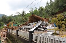 Pj Gubernur Jateng Serahkan Bantuan untuk Korban Longsor di Purworejo