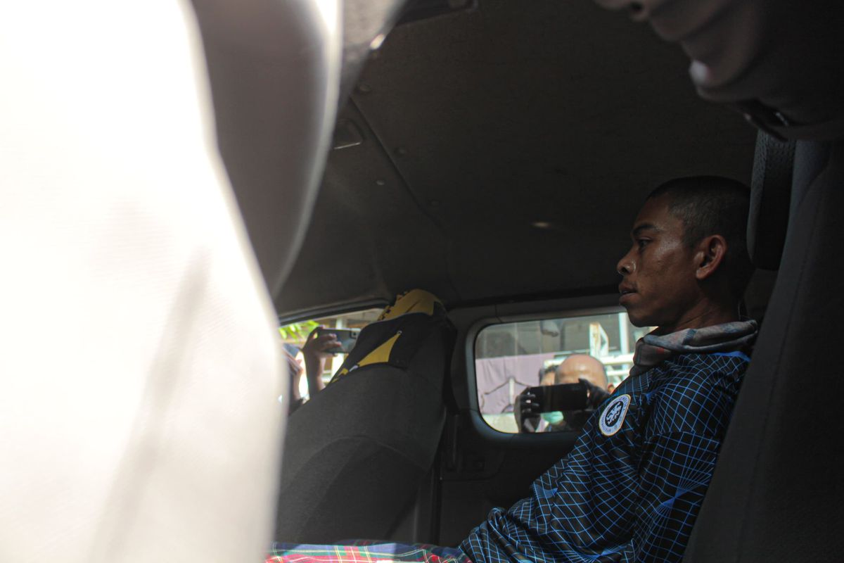 Ijal, seorang tukang kebun sekaligus pelaku pembunuhan Didi Hartanto (42) saat diinterogasi polisi di Perumahan Bumi Citra Indah I, Desa Pataruman, Kecamatan Cihampelas, Kabupaten Bandung Barat (KBB), Jawa Barat, Selasa (16/4/2204).