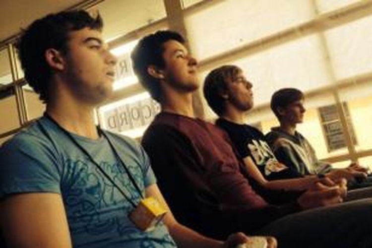 (Dari kiri ke kanan) James Hickman, Josh Alexander, Harry Twyford, dan Matt Smith, pecahkan rekor dunia bermain ‘video game’ balap go-kart ‘Mario Kart’. 