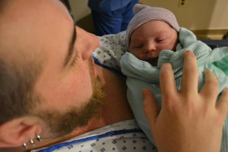 Kaci Sullivan (30), pria transgender asal AS setelah melahirkan anak keduanya, Phoenix.
